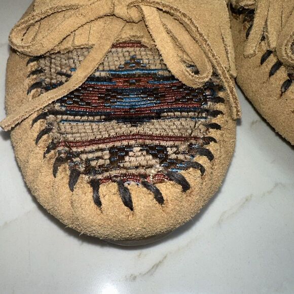 Minnetonka Moccasins size 6 Womens Suede Embroidered Aztec Brown Tan Rubber Sole - Picture 5 of 10